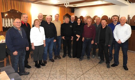 Skupinski posnetek prostoferjev z županom Francem Čebuljem, Mihom Bogatajem iz Zavoda Zlata mreža